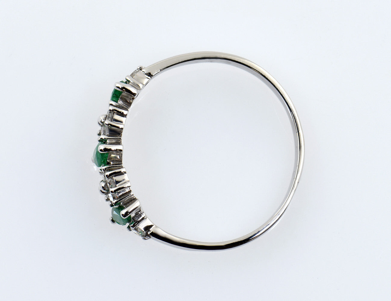 Smaragd Ring 585/000 14 K Weißgold, 10 Diamanten zus. 0,25 ct