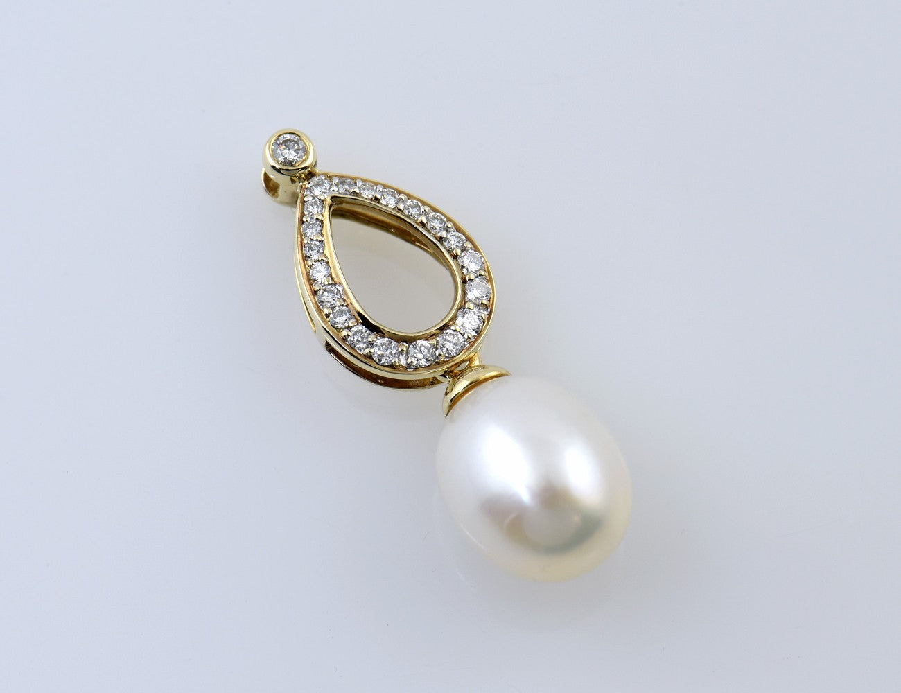 Anhänger Süßwasser Perle 333/000 8 K Gelbgold 21 Diamanten zus. 0,20 ct