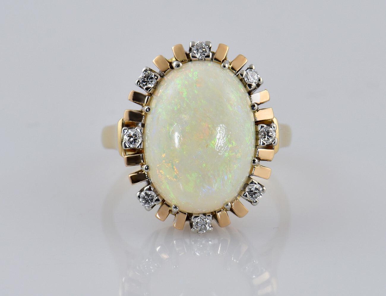 Opal Ring 750/000 18 K Gelbgold, 8 Brillanten zus. 0,24 ct