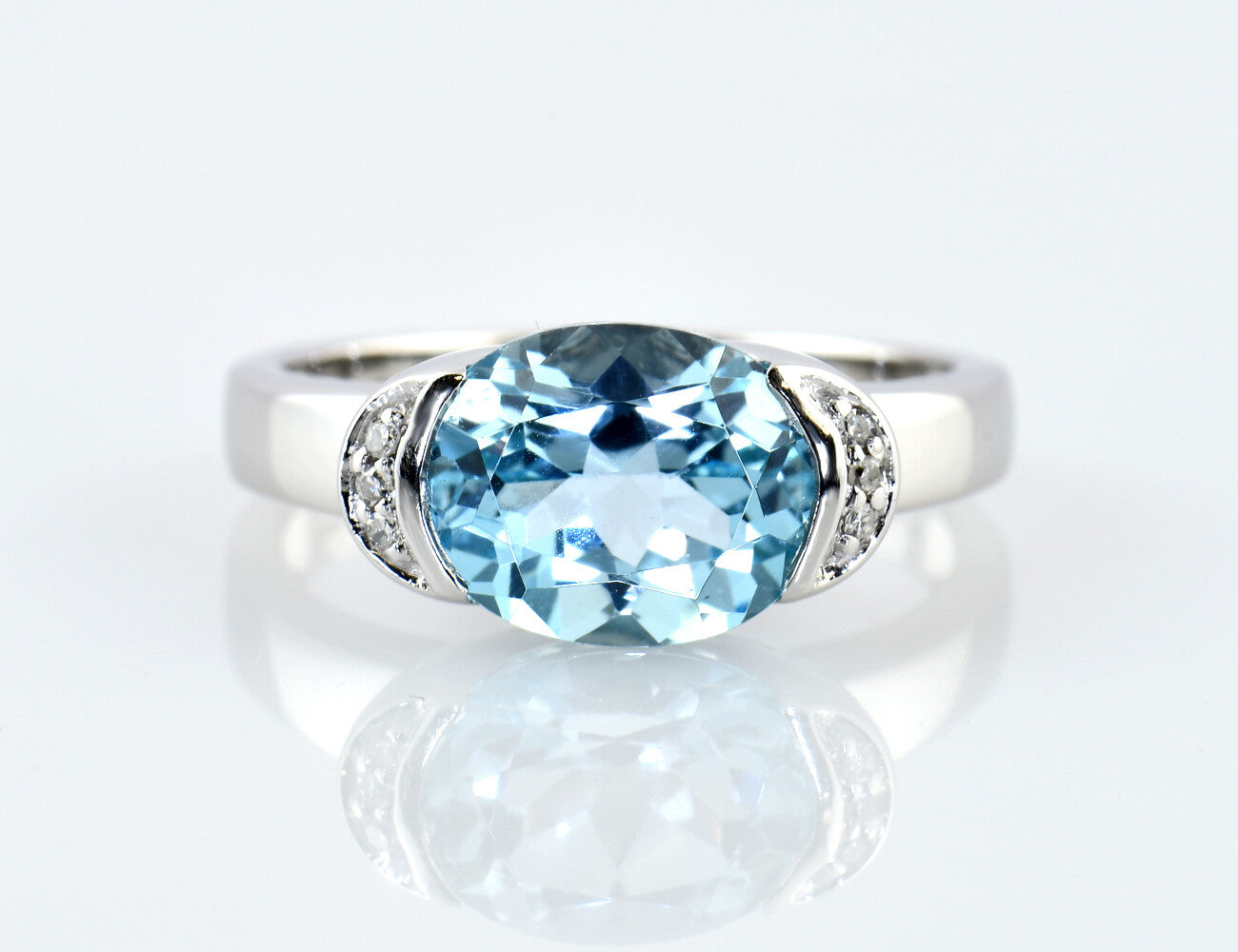 Topas Ring 585/000 14 K Weißgold, 6 Brillanten zus. 0,03 ct
