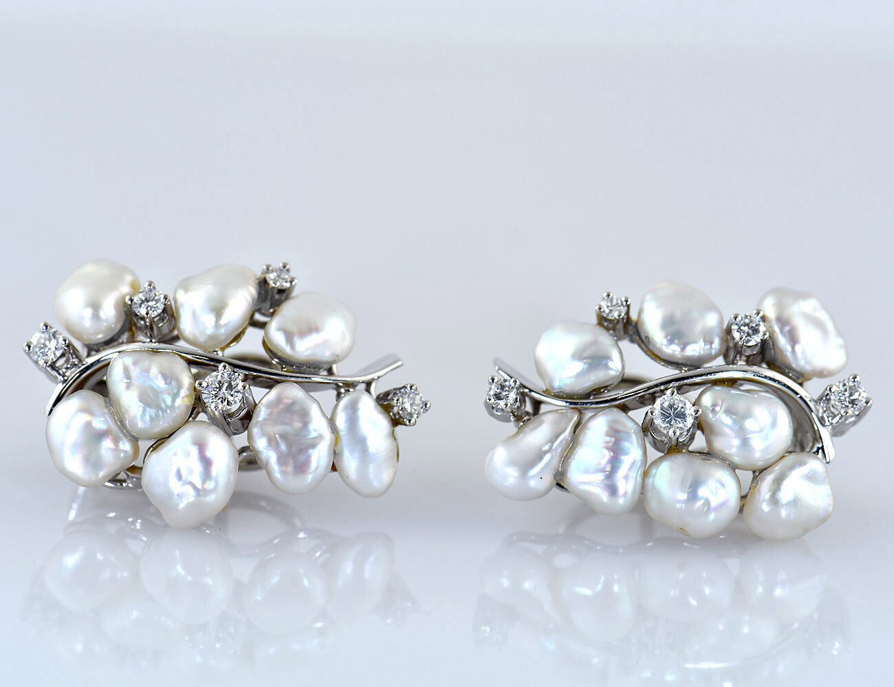 Earrings Biwa pearl 750/000 18 K white gold ear studs 8 diamonds total 0.48 ct