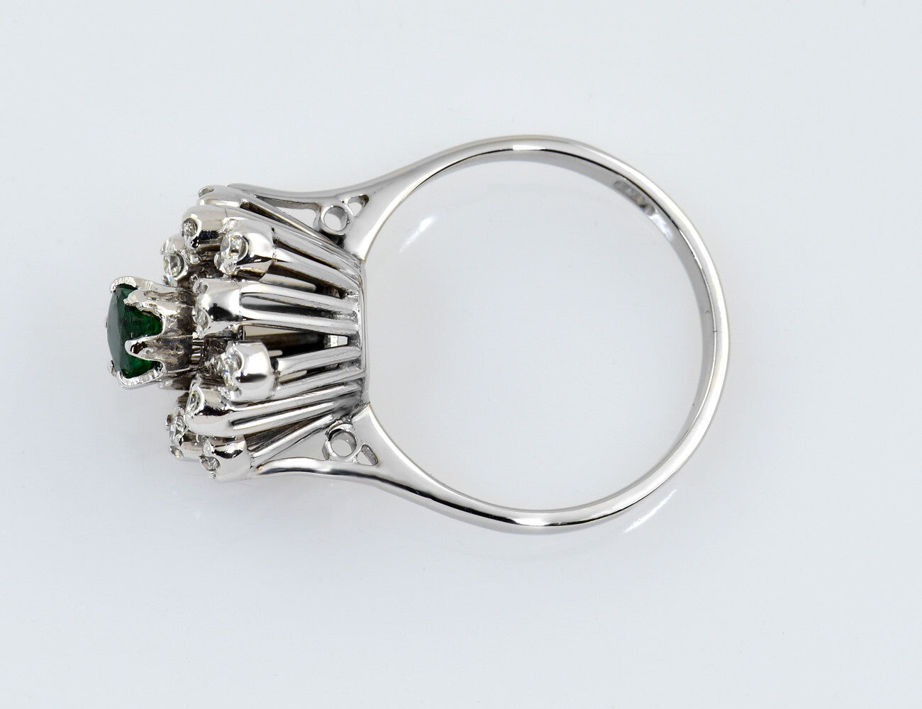 Smaragd Ring 333/000 8 K Weißgold, 12 Diamanten zus. 0,24 ct