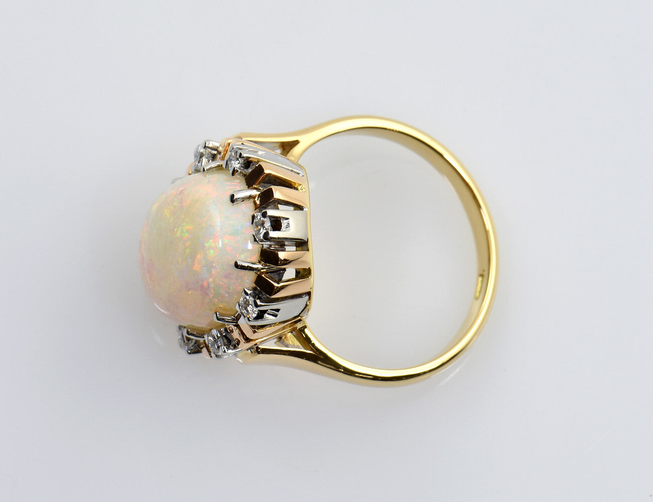 Opal Ring 750/000 18 K Gelbgold, 8 Brillanten zus. 0,24 ct