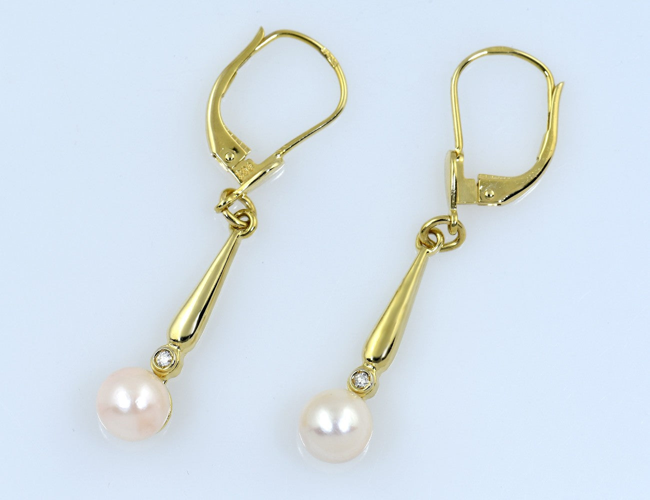 Ohrringe Akoyaperle Ohrhänger 333/000 8 K Gelbgold 2 Diamanten zus. 0,02 ct