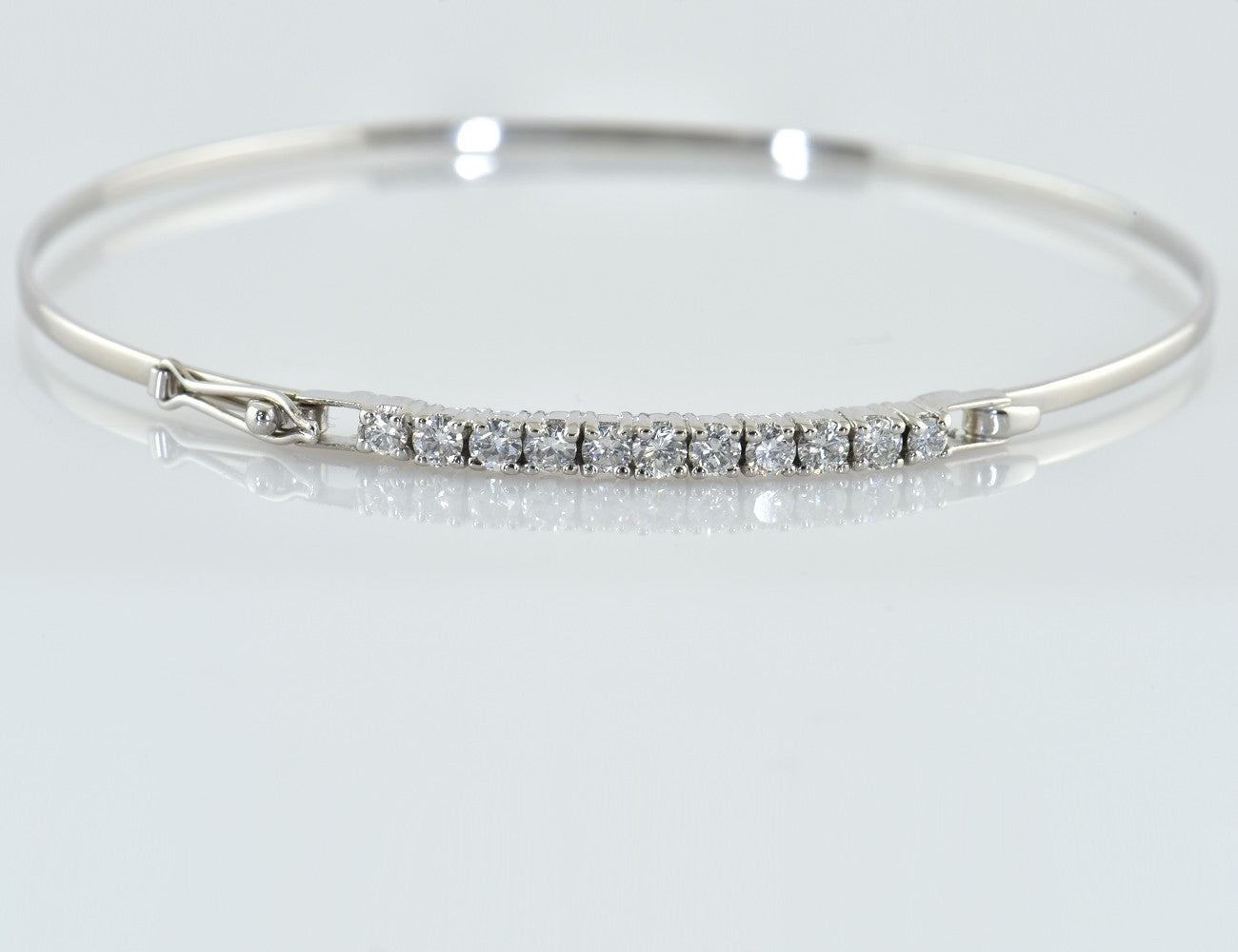 Armreif 585/000 14 K Weißgold 11 Brillanten zus. 0,75 ct