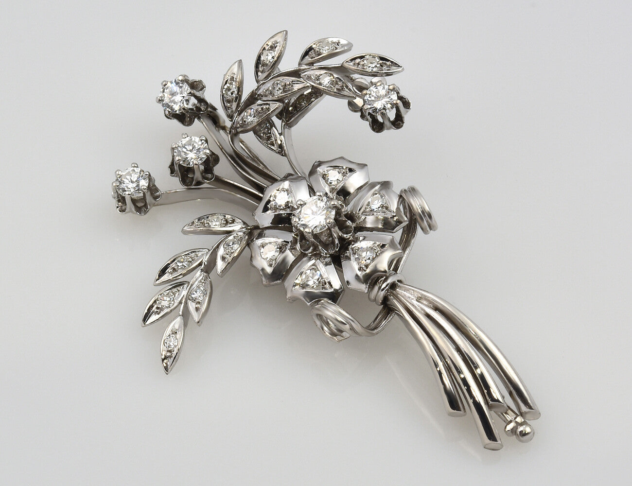 Brosche 585/000 14 K Weißgold 24 Diamanten zus. 1,00 ct
