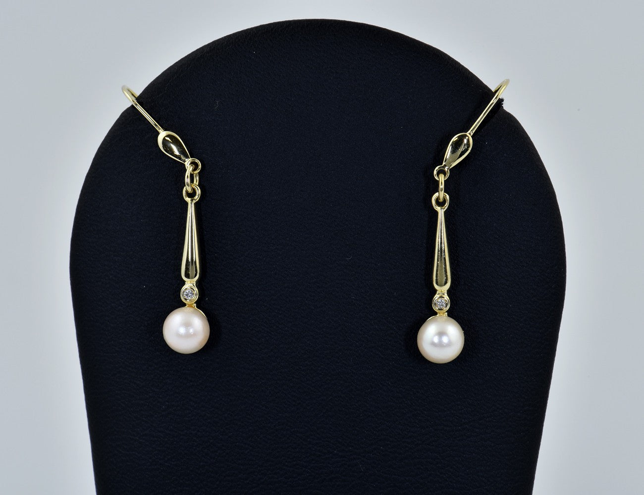 Ohrringe Akoyaperle Ohrhänger 333/000 8 K Gelbgold 2 Diamanten zus. 0,02 ct