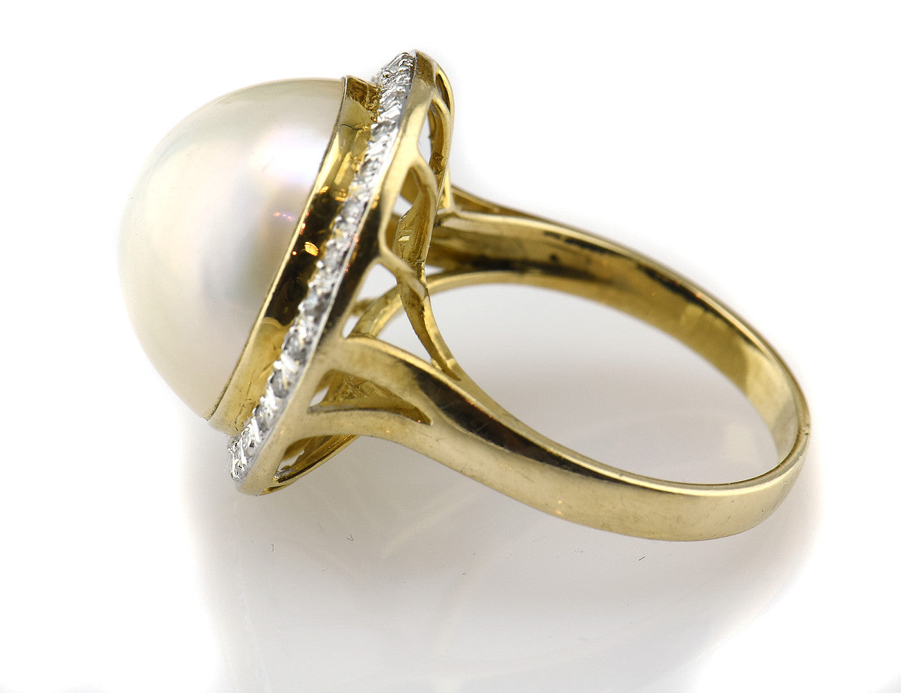 Ring Mabe´perle 585/000 14 K Gelbgold, 28 Diamanten zus. 0,25 ct