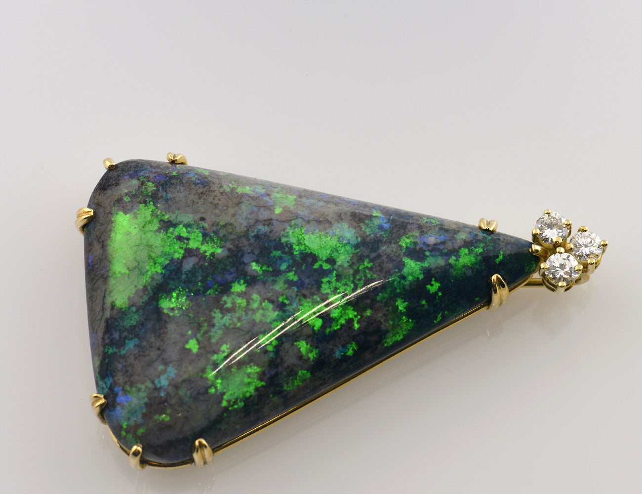 Anhänger Boulder Opal 750/000 18 K Gelbgold, 3 Brillanten zus. 0,52 ct