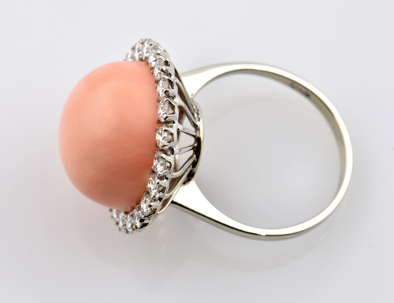 Ring Koralle 750/000 18 K Weißgold 23 Brillanten zus. 1,00 ct
