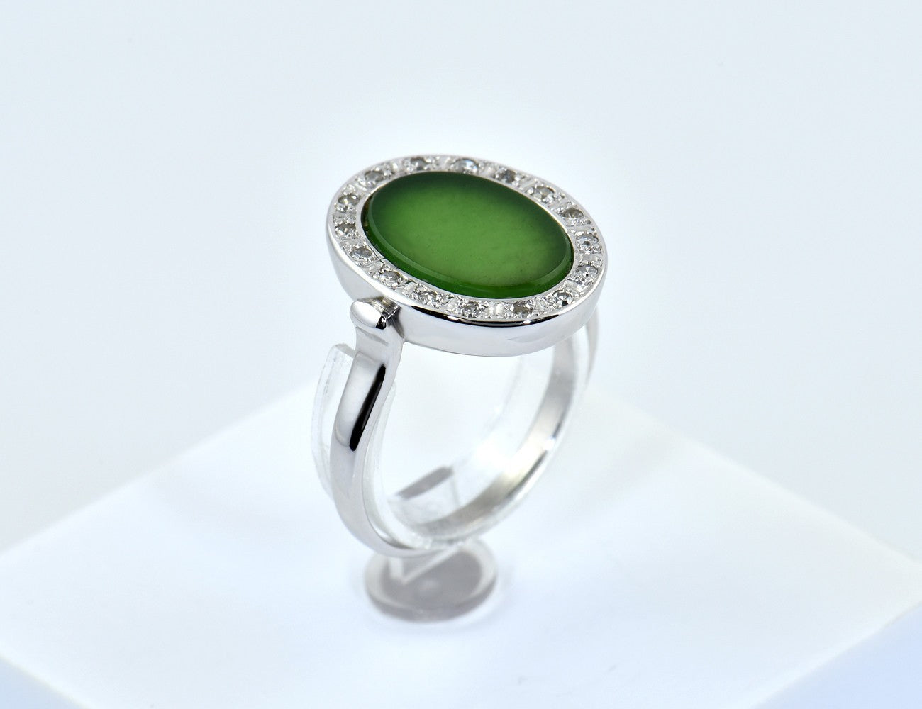 Ring Jade 585/000 14 K Weißgold 16 Diamanten zus. 0,15 ct