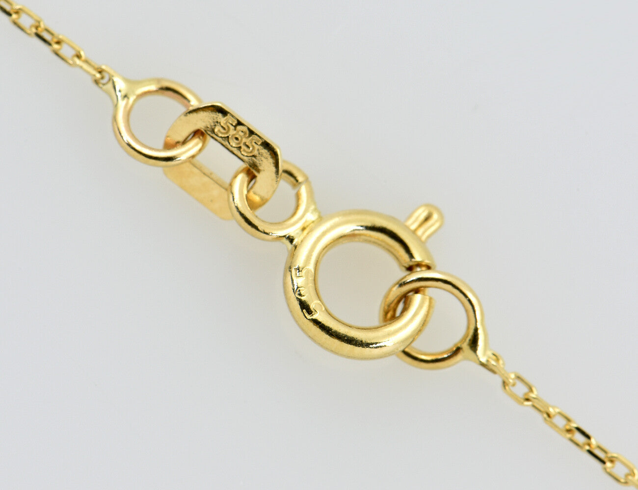 Rubin Anhänger mit Kette 585/000 14 K Gelbgold, 8 Brillanten zus. 0,12 ct