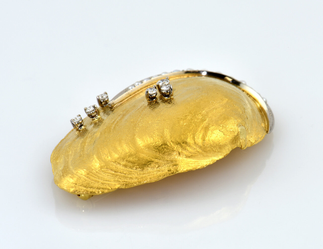 Brosche Muschel 994/000 Gelbgold, 15 Perlen, 6 Brillanten zus. 0,25 ct
