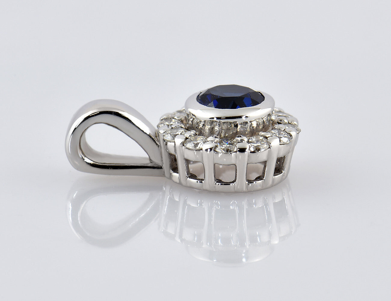 Anhänger Saphir 585/000 14 K Weißgold 12 Diamanten zus. 0,20 ct