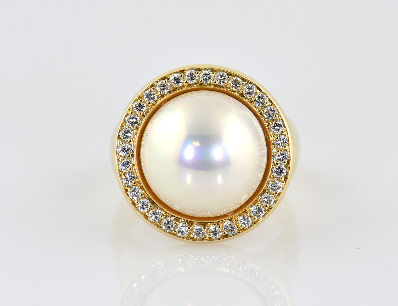Ring Mabe´perle 750/000 18 K Gelbgold, 32 Brillanten zus. 0,48 ct