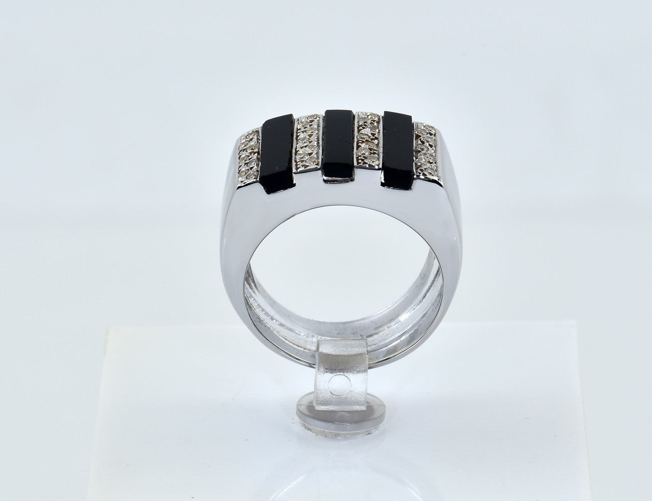 Ring Onyx 750/000 18 K Weißgold 28 Brillanten zus. 0,28 ct