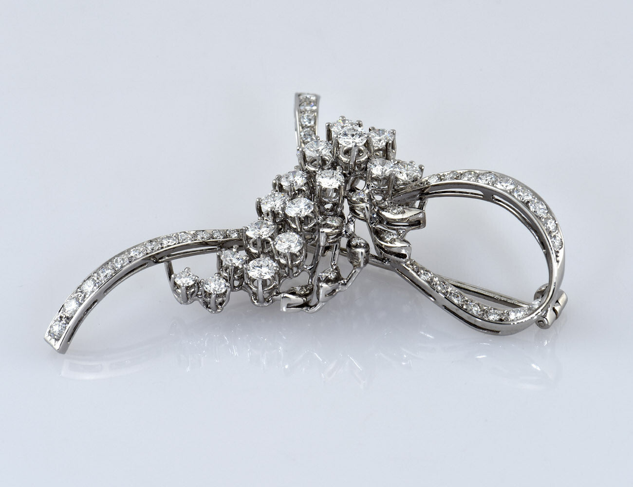 Diamant Brosche 750/000 18 K Weißgold 61 Diamanten zus. 3,31 ct