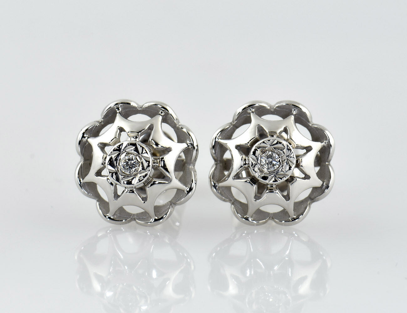 Diamond stud earrings 585/000 14 K white gold, 2 diamonds total 0.04 ct