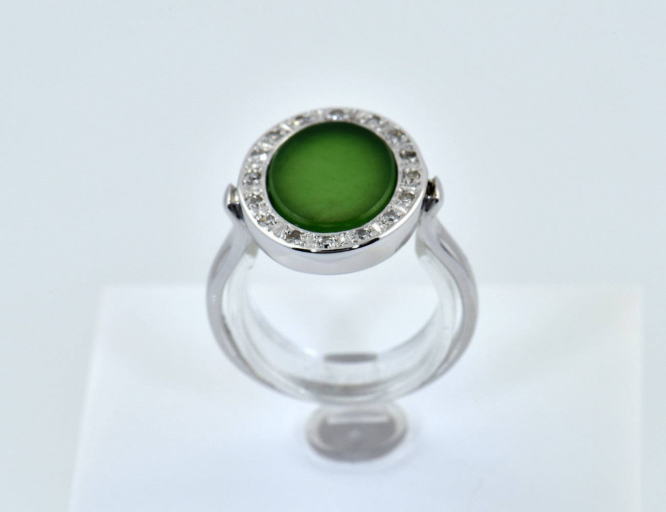 Ring Jade 585/000 14 K Weißgold 16 Diamanten zus. 0,15 ct