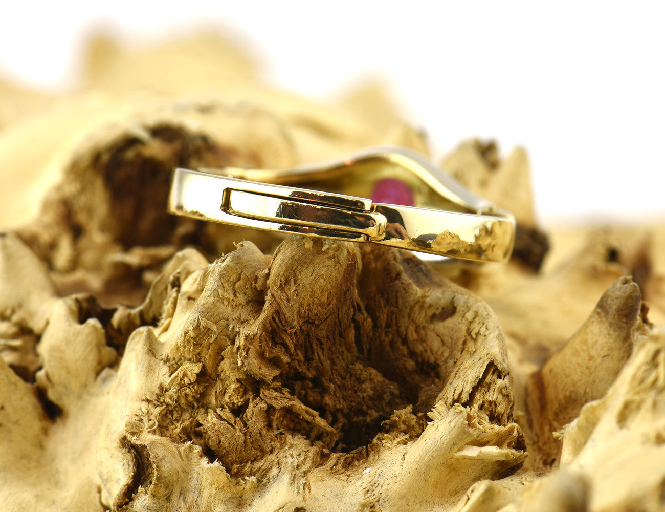 Rubin Ring 750 18 K Gelbgold, 2 Diamanten zus. 0,03 ct