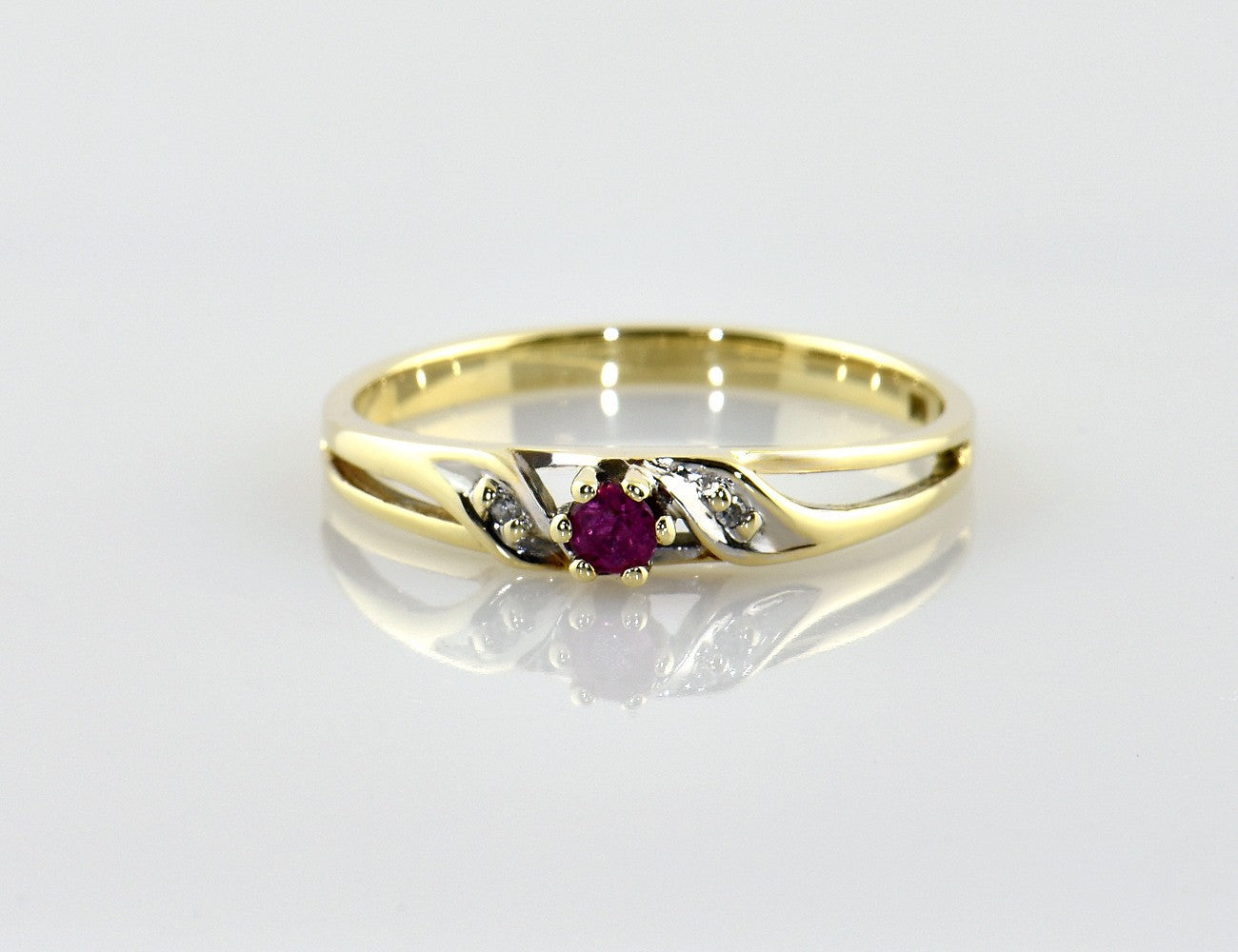Rubin Diamant Ring 585/000 14 K Gelbgold 2 Diamanten zus. 0,01 ct