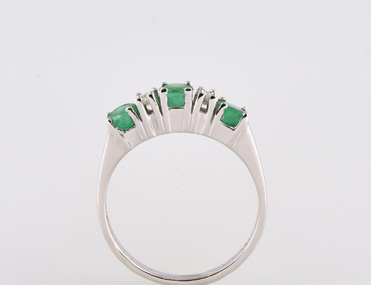 Smaragd Ring 585/000 14 K Weißgold, 4 Diamanten zus. 0,12 ct
