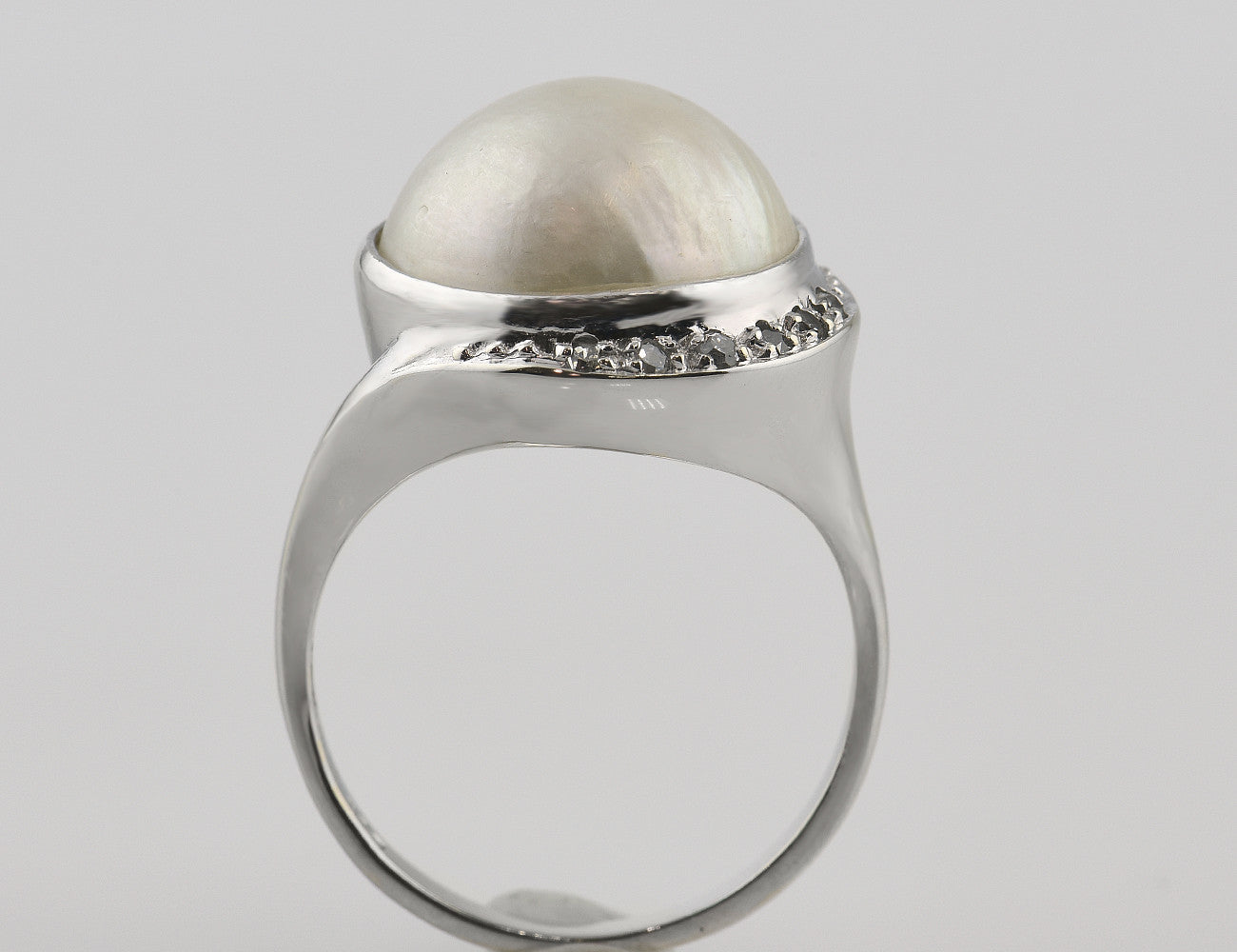 Ring Mabe'perle 585/000 14 K white gold, 6 diamonds total 0.05 ct