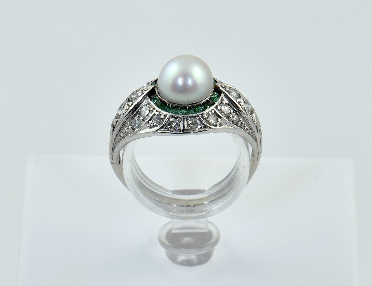 Ring emerald Akoya pearl 585/000 14 K white gold 20 diamonds total approx. 0.25 ct
