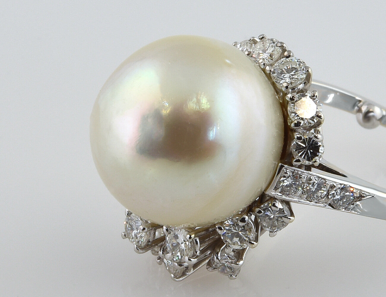 Ring Südseeperle 750/000 18 K Weißgold, 23 Brillanten zus. 1,25 ct