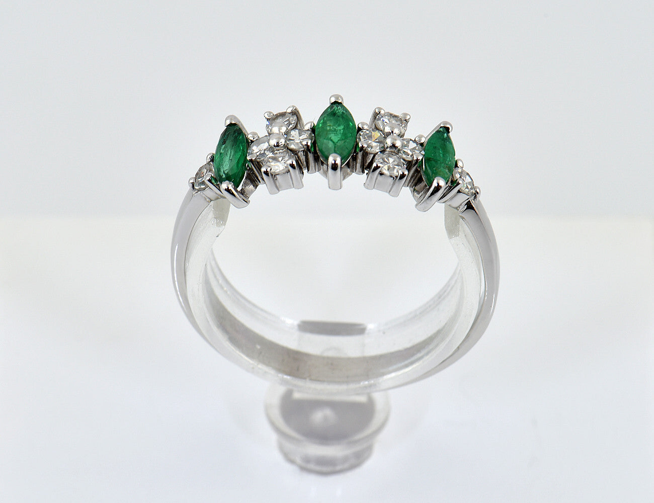 Smaragd Ring 585/000 14 K Weißgold, 10 Diamanten zus. 0,25 ct