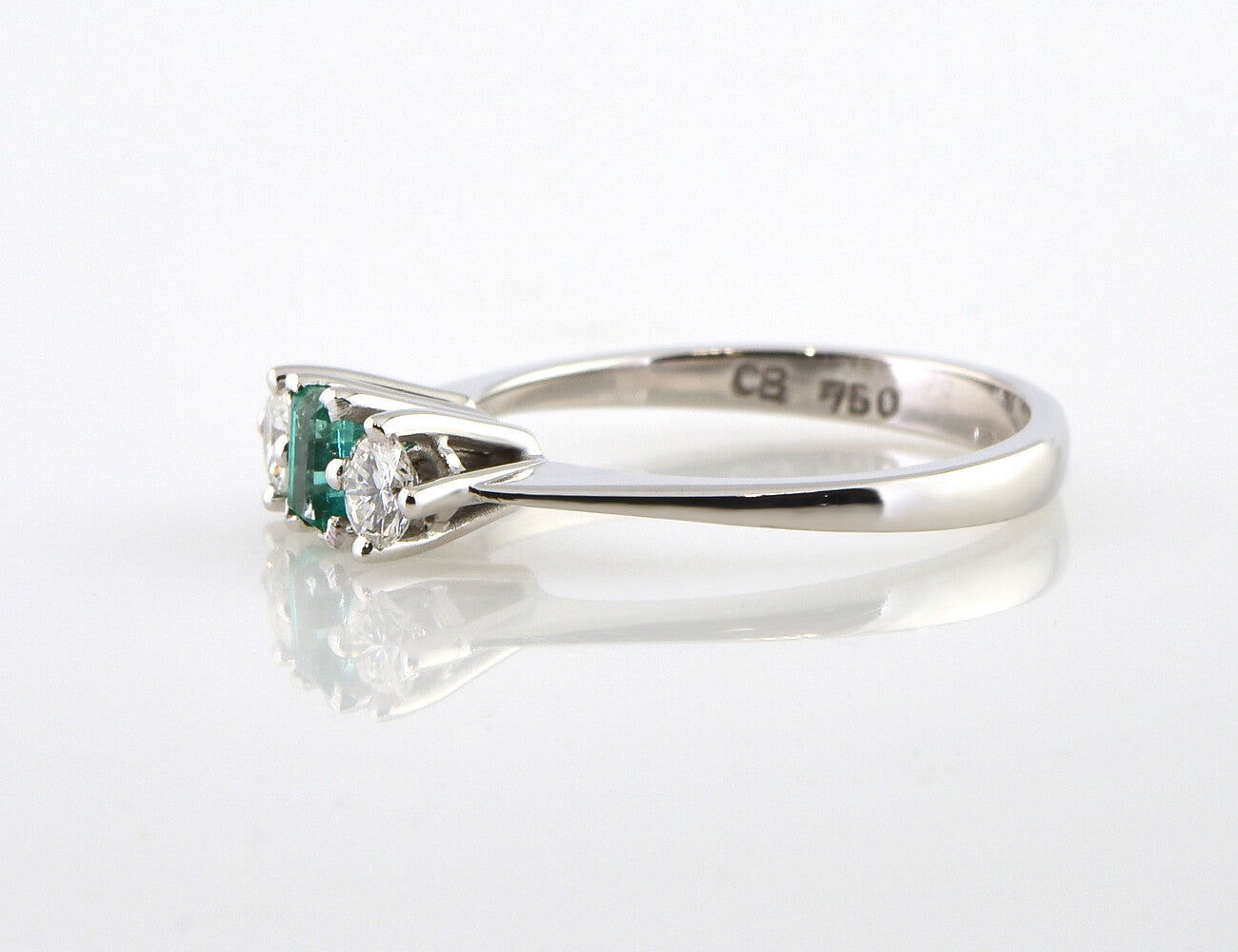 Ring Smaragd 750/000 18 K Weißgold 2 Brillanten zus. 0,30 ct
