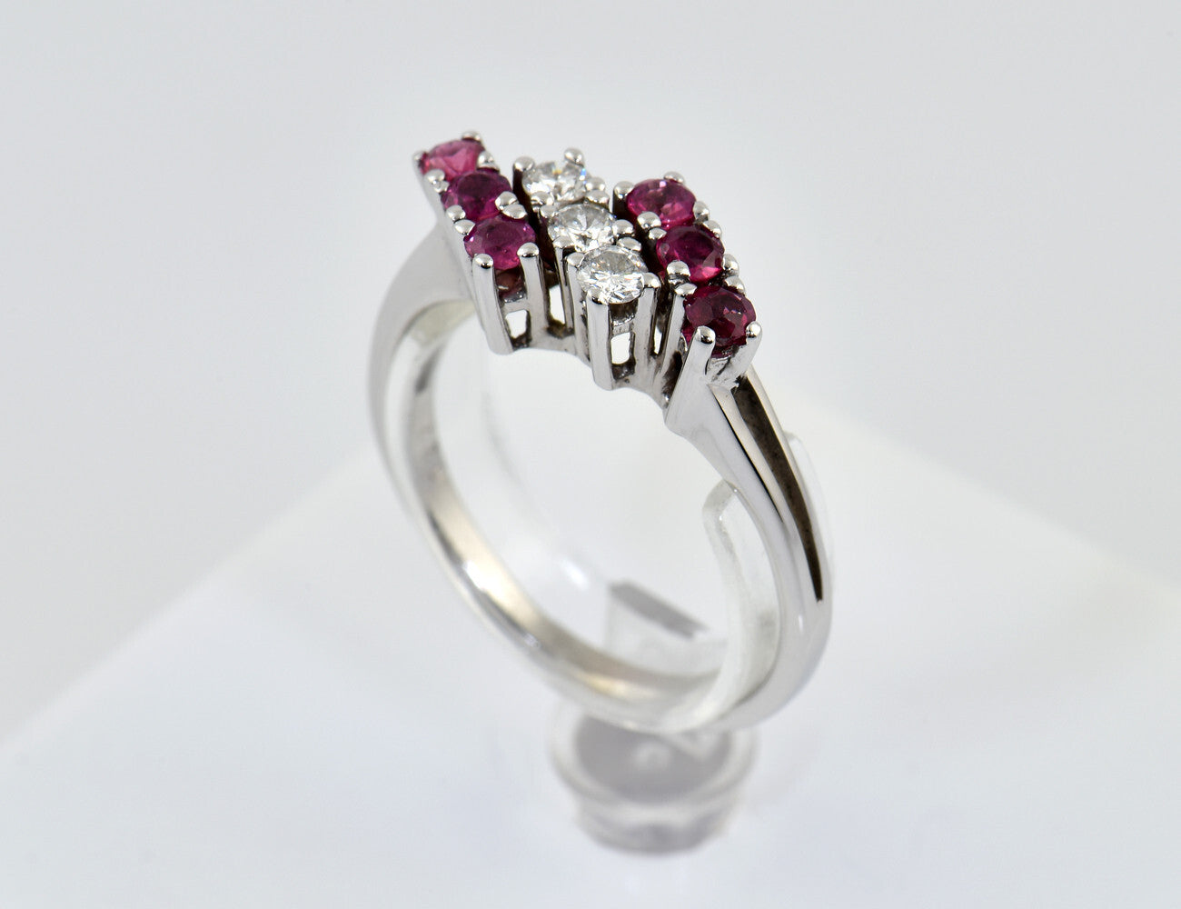 Rubin Diamant Ring 585/000 14 K Weißgold 3 Brillanten zus. 0,15 ct