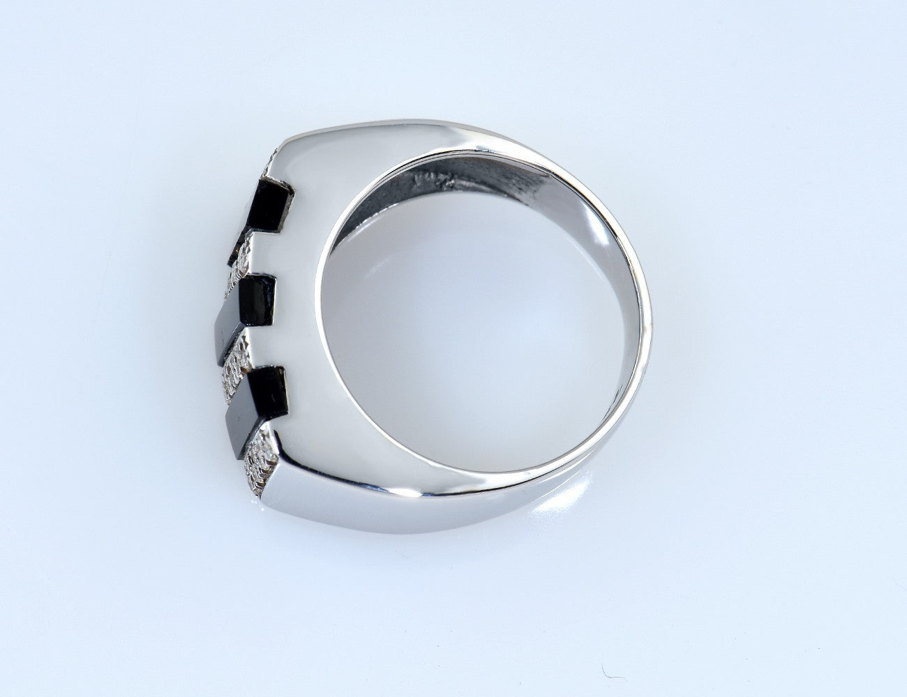 Ring Onyx 750/000 18 K Weißgold 28 Brillanten zus. 0,28 ct