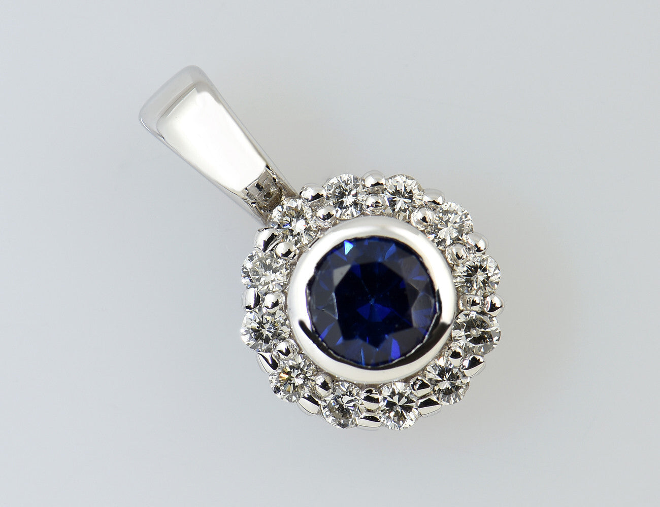 Anhänger Saphir 585/000 14 K Weißgold 12 Diamanten zus. 0,20 ct