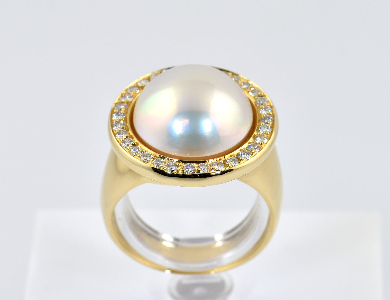 Ring Mabe'perle 750/000 18 K yellow gold, 32 diamonds total 0.48 ct