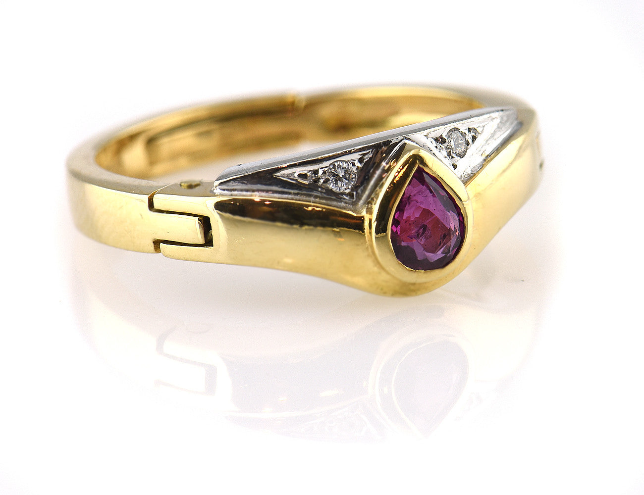 Rubin Ring 750 18 K Gelbgold, 2 Diamanten zus. 0,03 ct