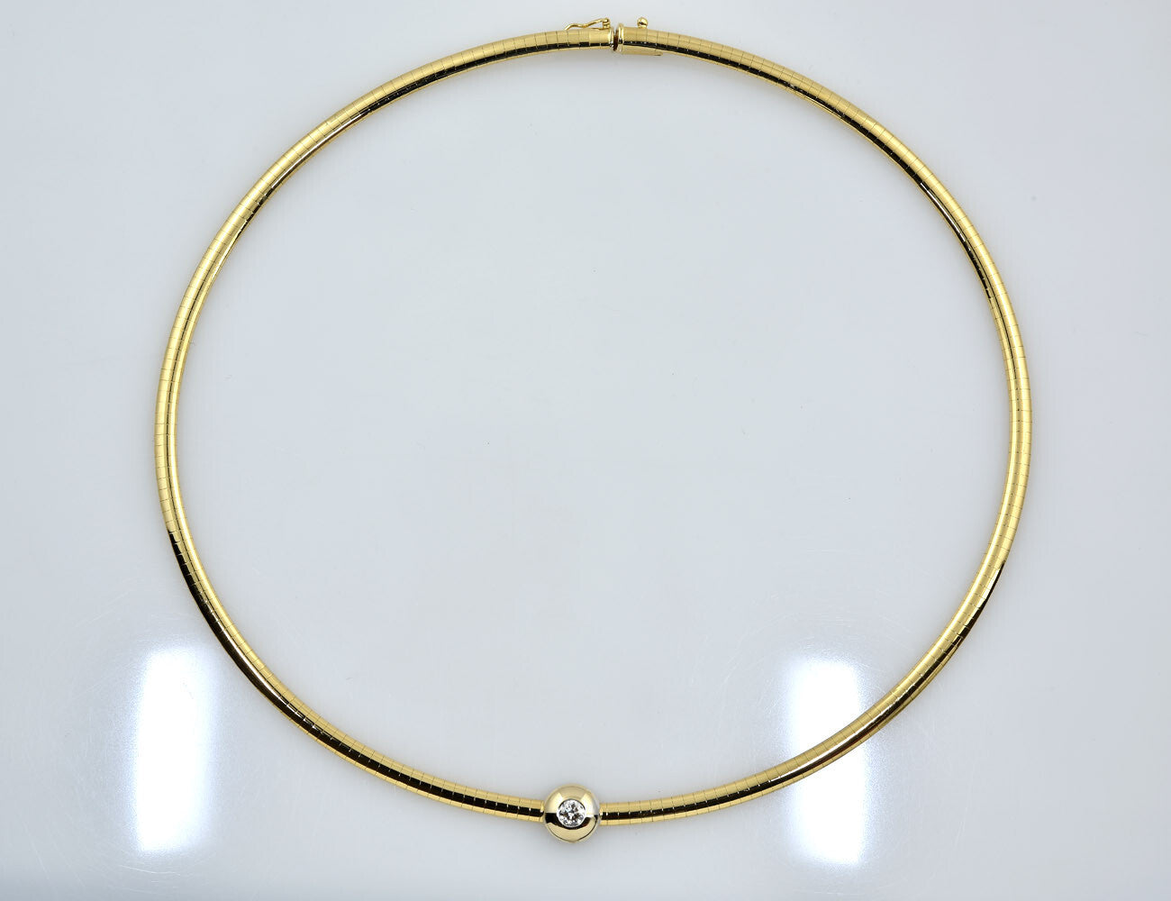 Halsreif Omegareif flach 585/000 14 K Gelbgold 1 Brillanten 0,40 ct