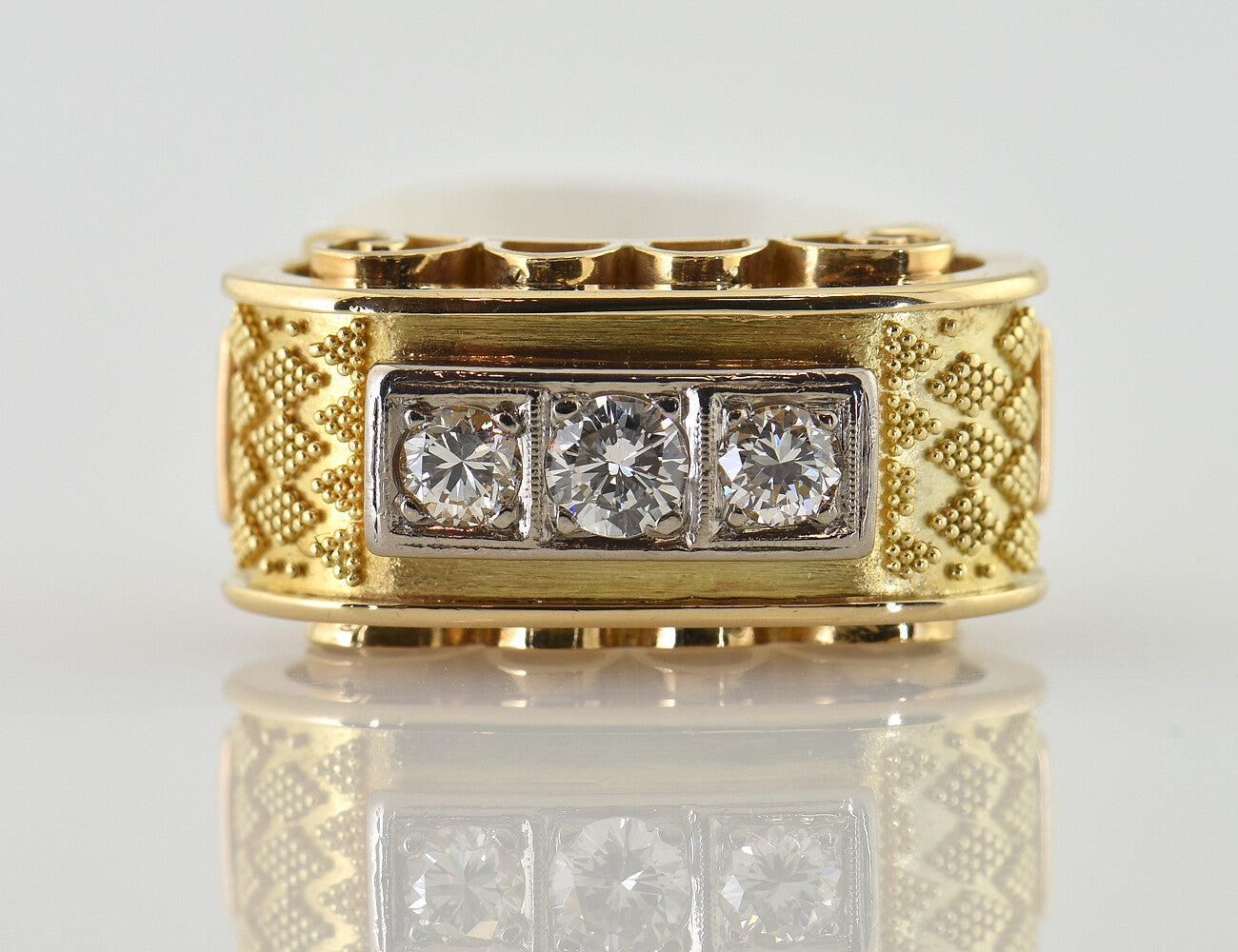 Ring mit Granulationen in 585 14 K Gelbgold, 3 Diamanten zus. 0,42 ct