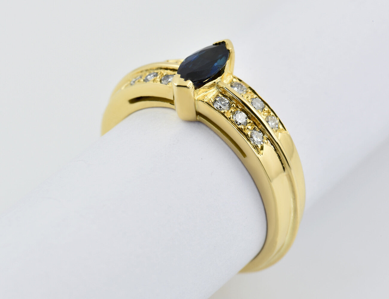 Saphir Diamant Ring 750/000 18 K Gelbgold 12 Brillanten zus. 0,20 ct