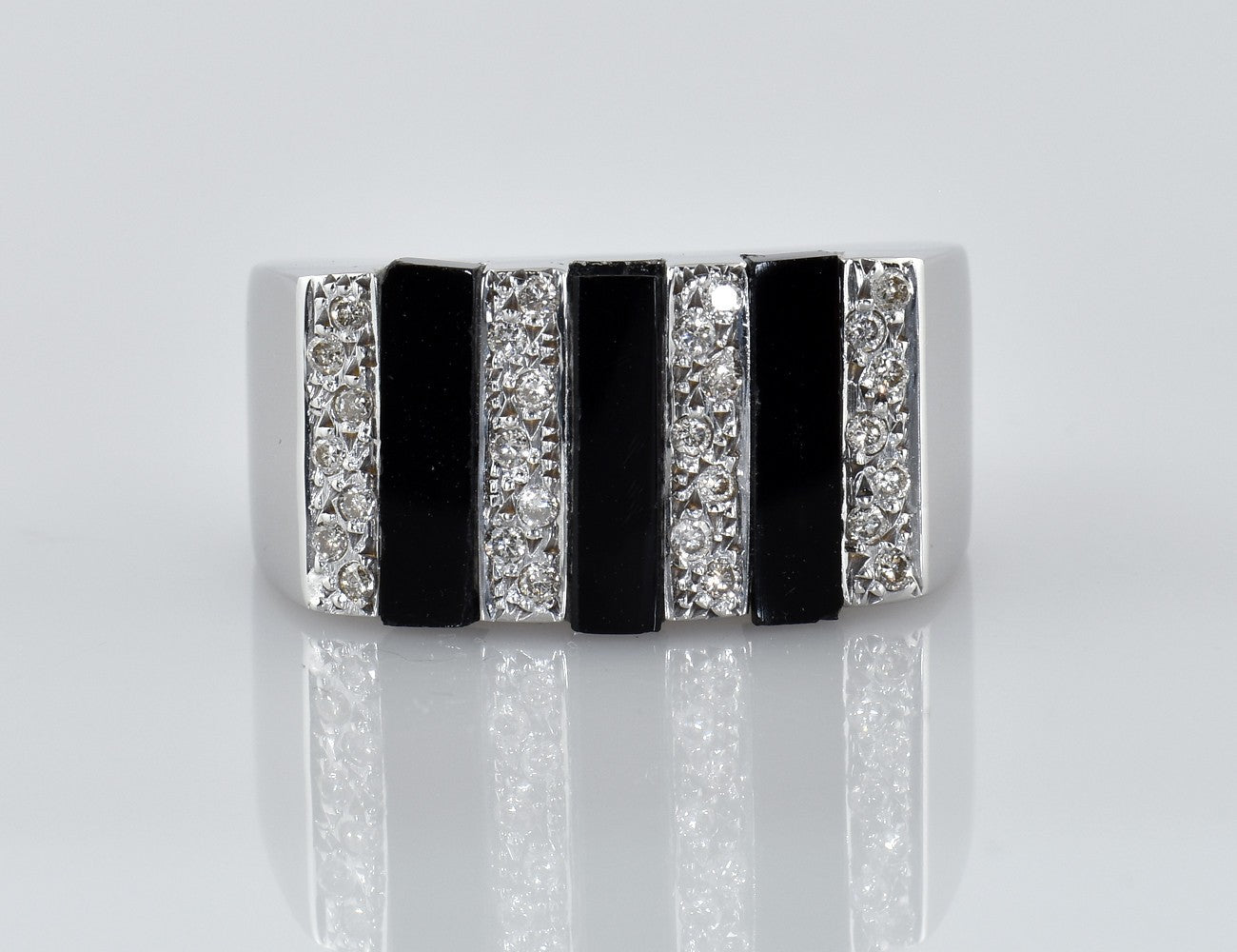 Ring Onyx 750/000 18 K Weißgold 28 Brillanten zus. 0,28 ct