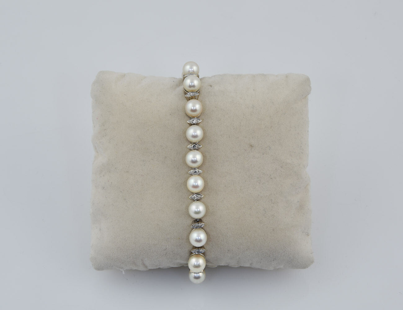 Perlen Armband 750/000 18 K Weißgold 19 Diamanten zus. 0,38 ct