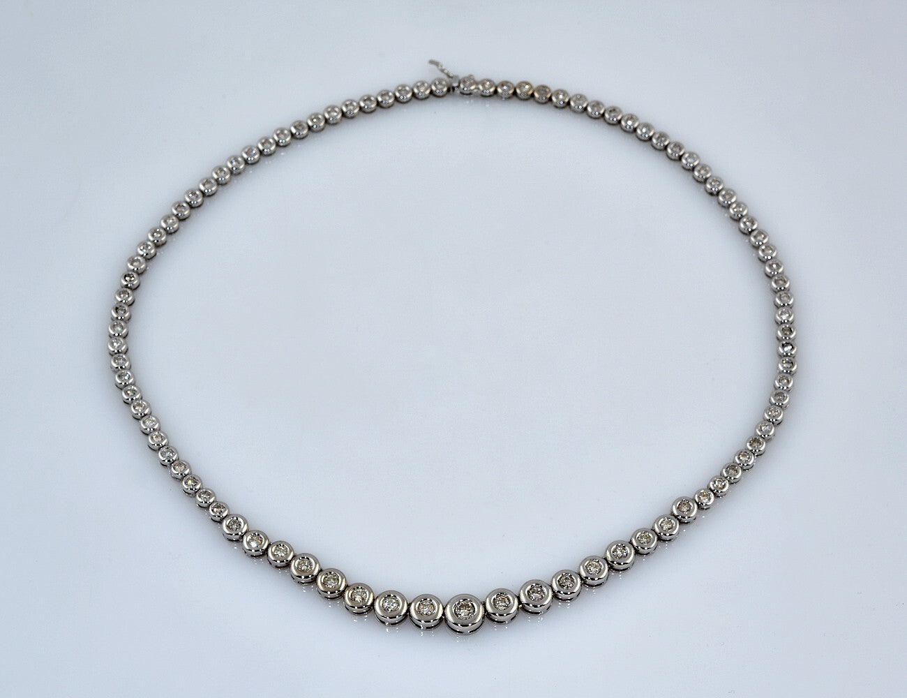 Tennis Kette 750/000 18 K Weißgold, 91 Brillanten zus. 3,50 ct, Kette 43 cm
