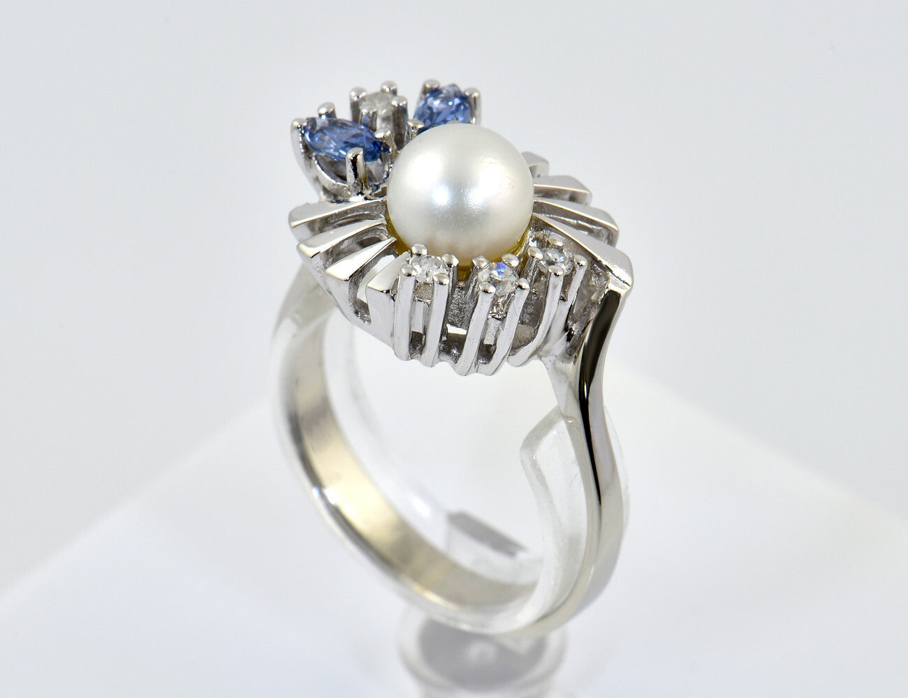 Ring Akoya pearl sapphire 585/000 14 K white gold 4 diamonds total 0.03 ct