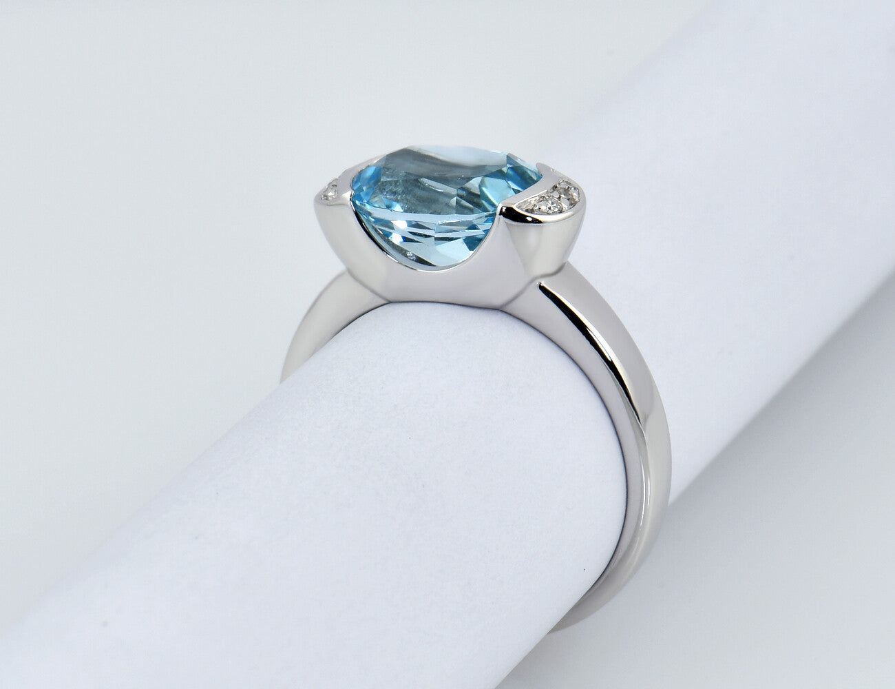 Topas Ring 585/000 14 K Weißgold, 6 Brillanten zus. 0,03 ct