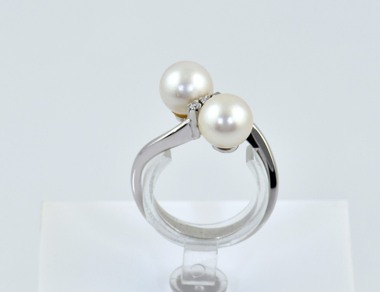 Akoya pearl ring 750/000 18 K white gold 3 diamonds total 0.03 ct