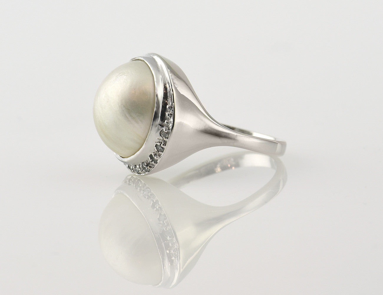 Ring Mabe´perle 585/000 14 K Weißgold, 6 Diamanten zus. 0,05 ct