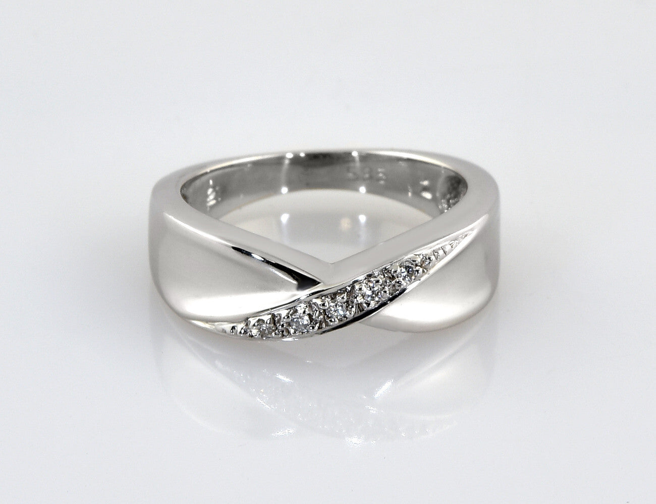 Diamond ring 585/000 14 K white gold 5 diamonds total 0.05 ct
