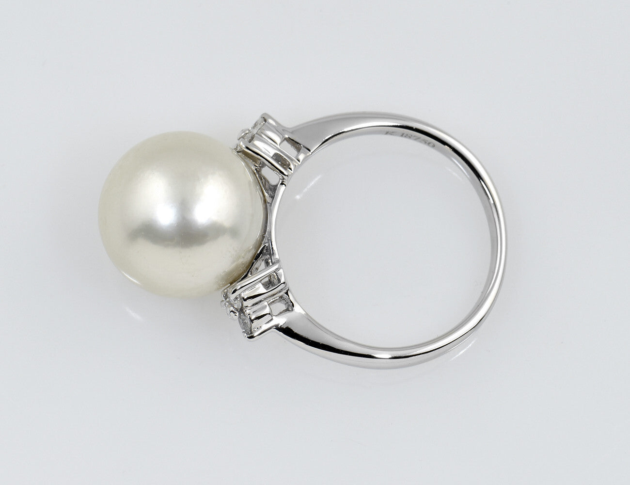 South Sea pearl ring 750/000 18 K white gold, 6 diamonds total 0.12 ct