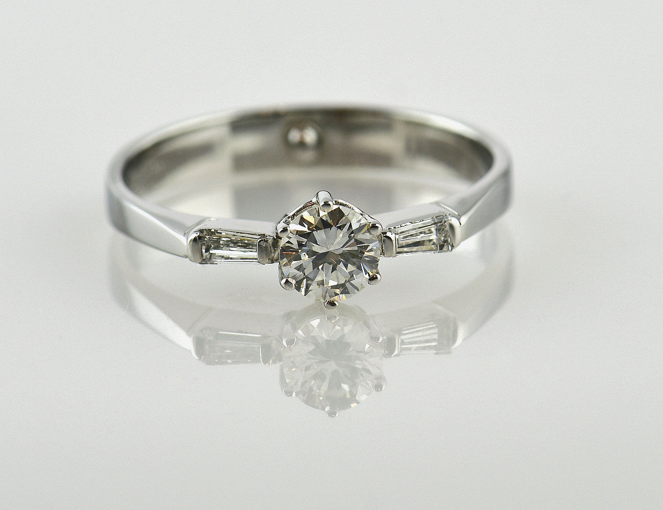 Diamant Ring Solitär 585/000 14 K Weißgold 3 Diamanten zus. 0,50 ct