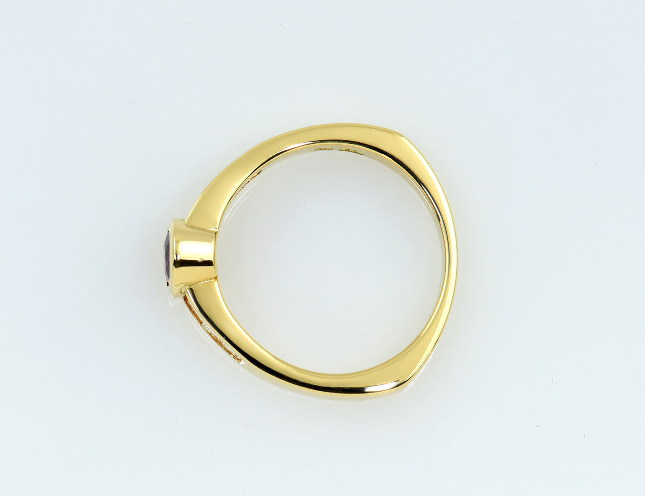 Rubin Diamant Ring 750/000 18 K Gelbgold 6 Diamanten insgesamt 0,24 ct